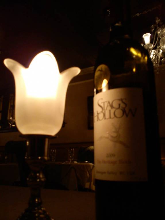 Um delicioso vinho local para celebrar o aniversário do Rodrigo em Victoria, capital da British Columbia, no Canadá